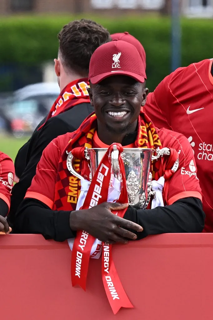 Sadio Mane sa peharom (©AFP)