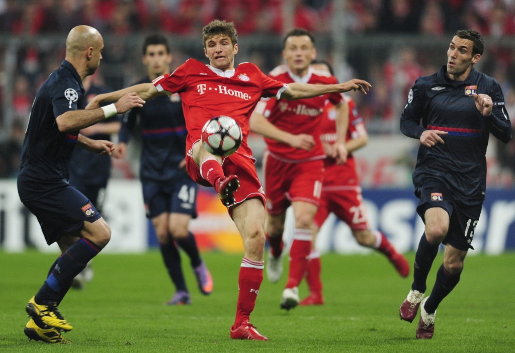 Tomas Miler na prethodnom meču sa Lionom 2010. u duelu sa Krisom i Reveljeom (©AFP)