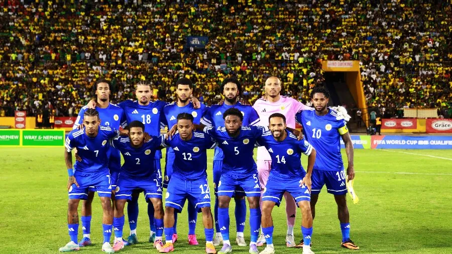 © (Igrači Kurasaa pred utakmicu protiv Jamajke)