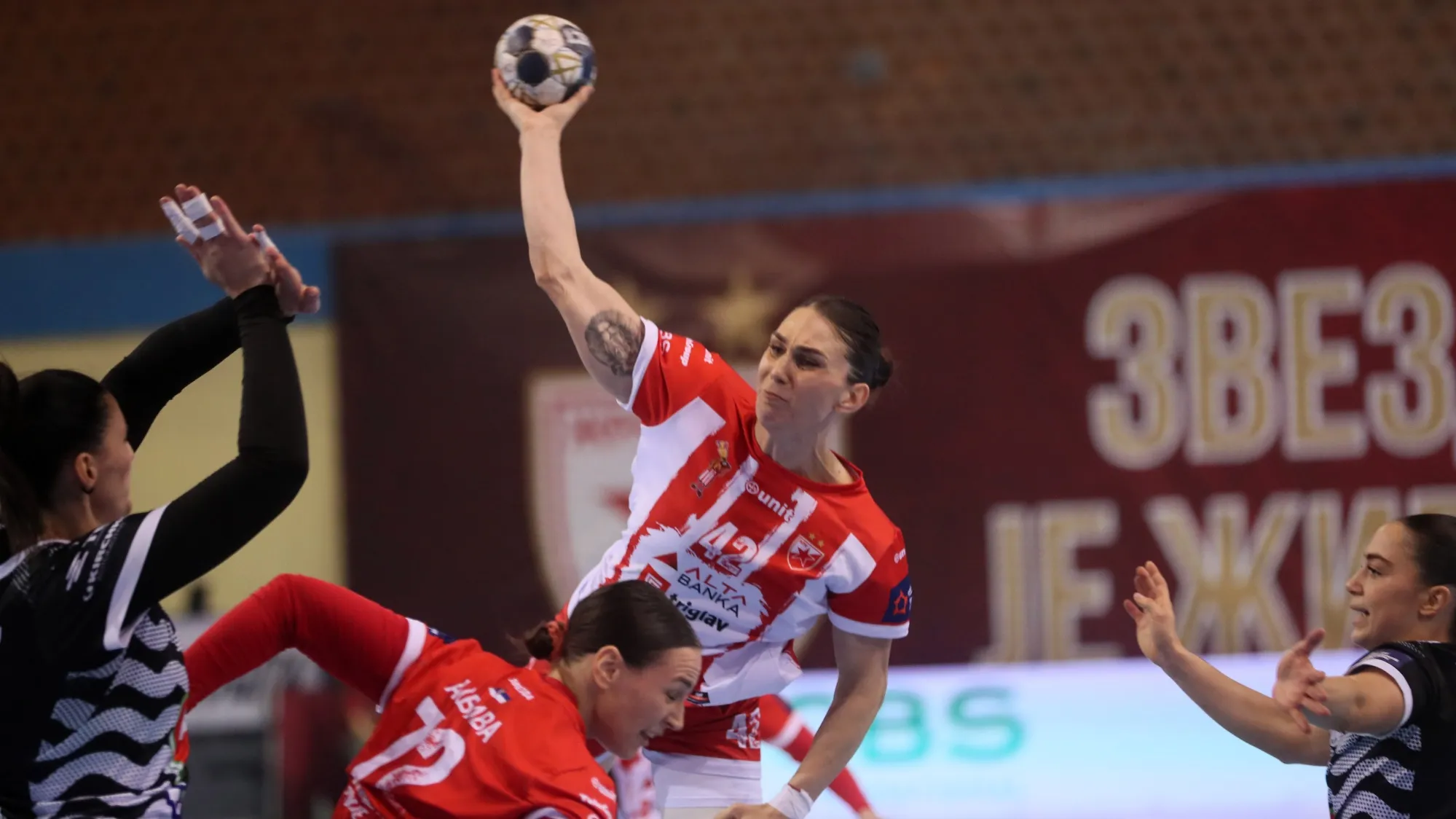 Jovana u dresu Crvene zvezde (©MN Press)