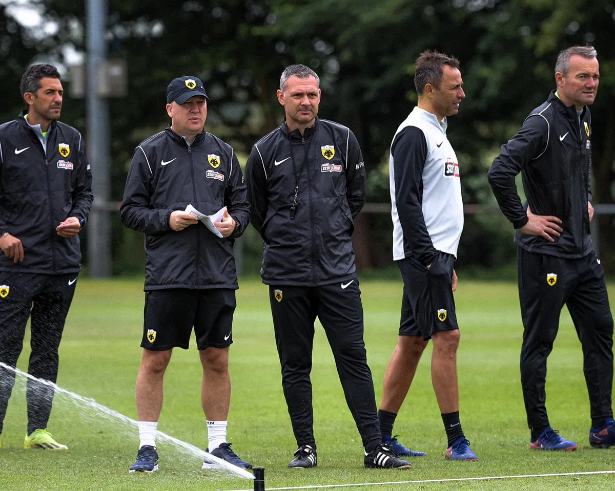 Nikolić sa saradnicima (AEK_FC_OFFICIAL)