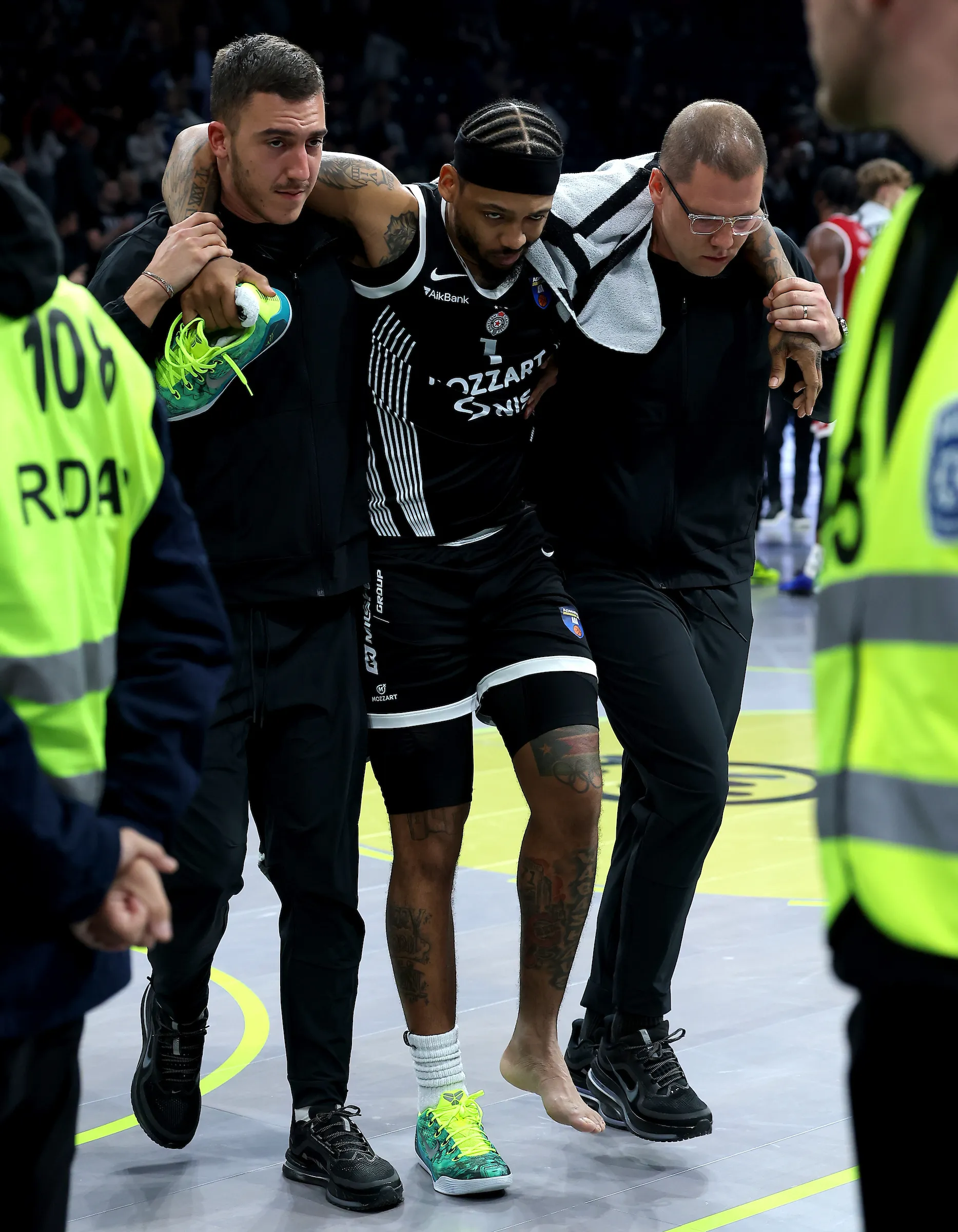 Karlika Džonsa iznose sa terena (©Star Sport)