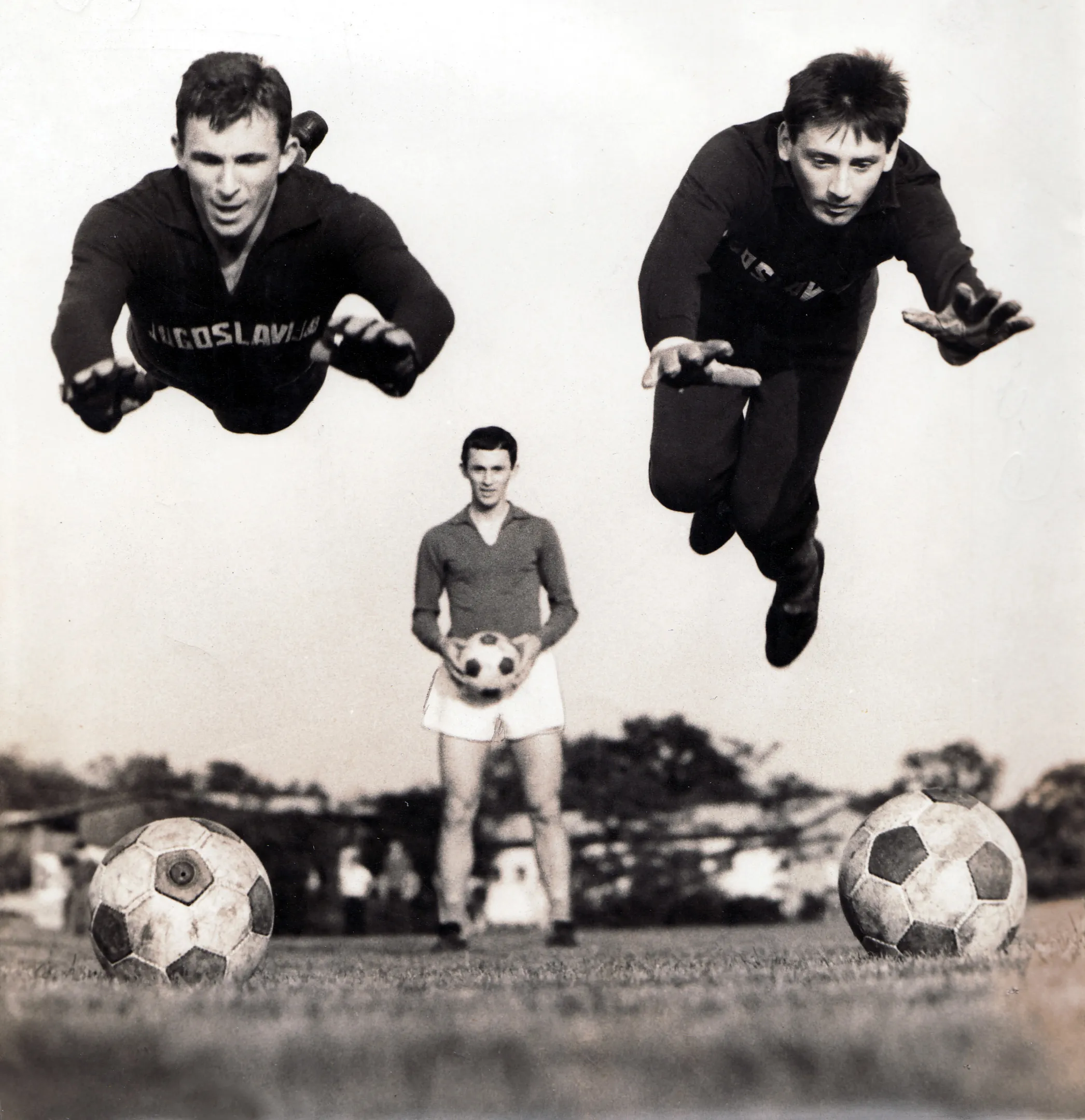 Ivan Ćurković i Zlatko Škorić, golmani reprezentacije Jugoslavije 1964. godine; u pozadini je Paja Samardžić