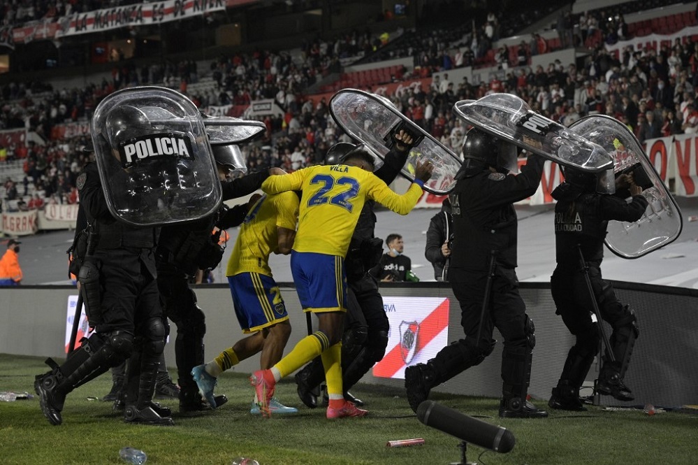 Policajci štite fudbalere Boke (©AFP)