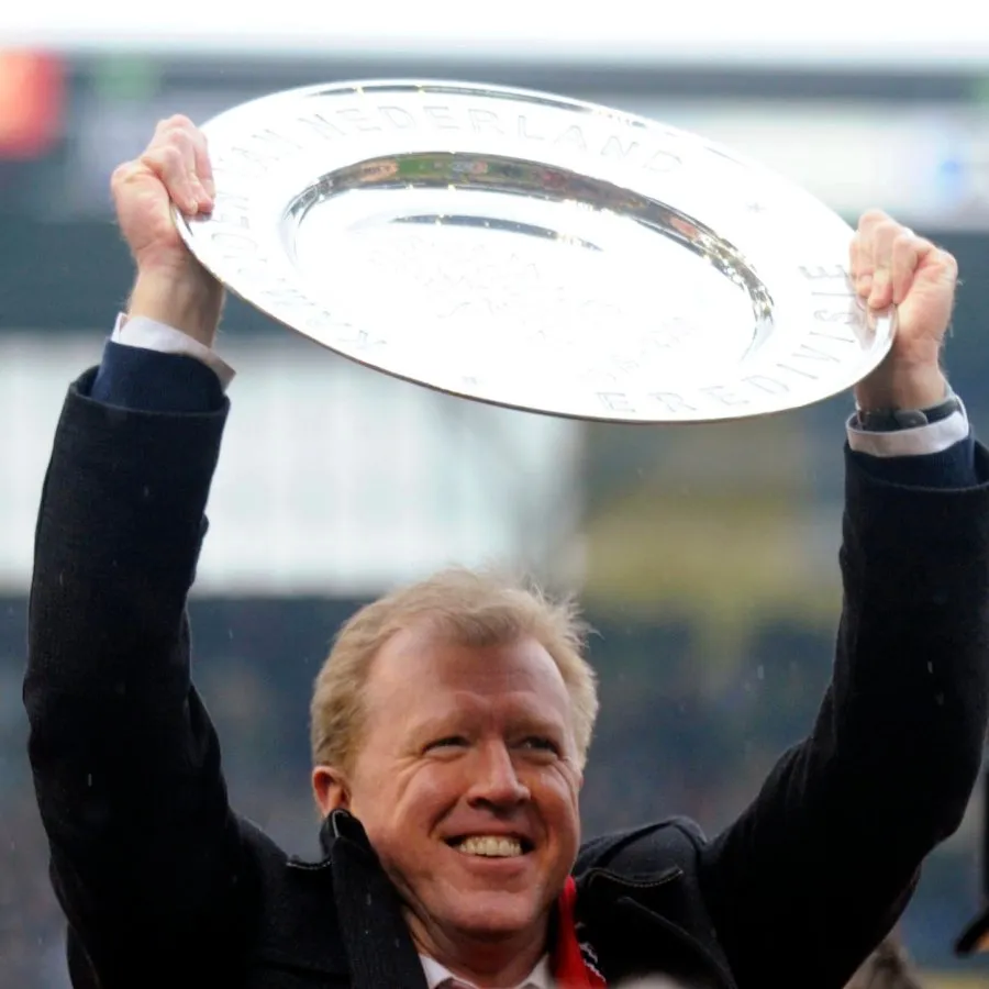 ©Reuters (Stiv Meklaren sa peharom šampiona Holandije 2010. godine)