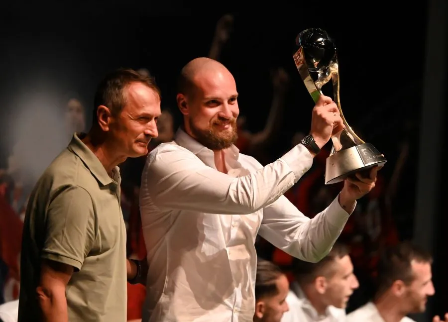 Milan Pavlović uručuje pehar Predragu Rajkoviću (@MNPress)