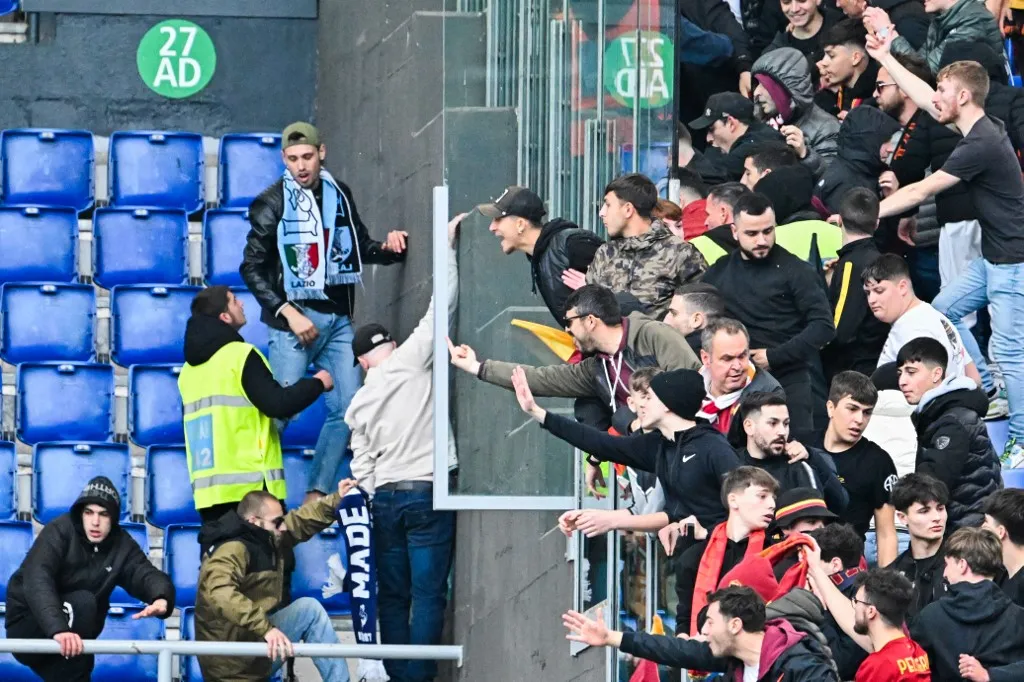 Provokacije između navijača Lacija i Rome tokom jednog od prošlosezonskih derbija (©AFP)