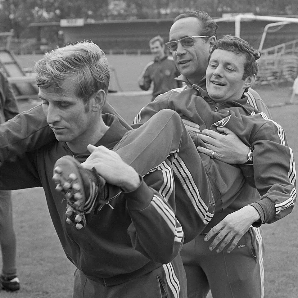 Zvezdan Čebinac na rukama saigrača Frica Popa i čuvenog trenera Nirnberga Maksa Merkela