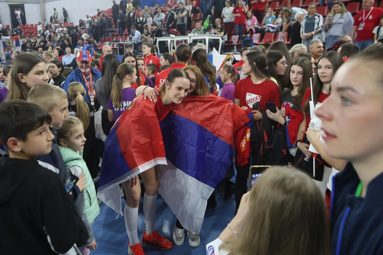 Jovana sa navijačima u Boru posle plasmana na SP (©MN Press)