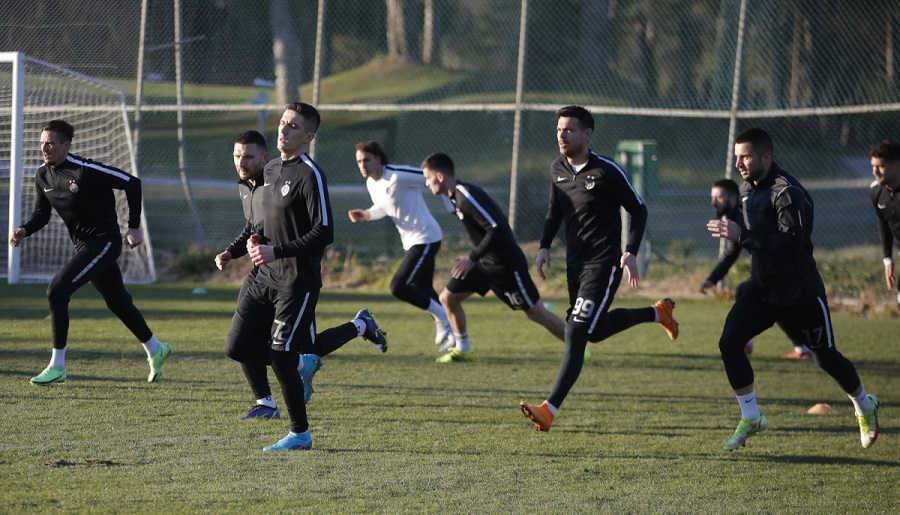 Fejsa sa saigračima tokom priprema u Turskoj (© FK Partizan)
