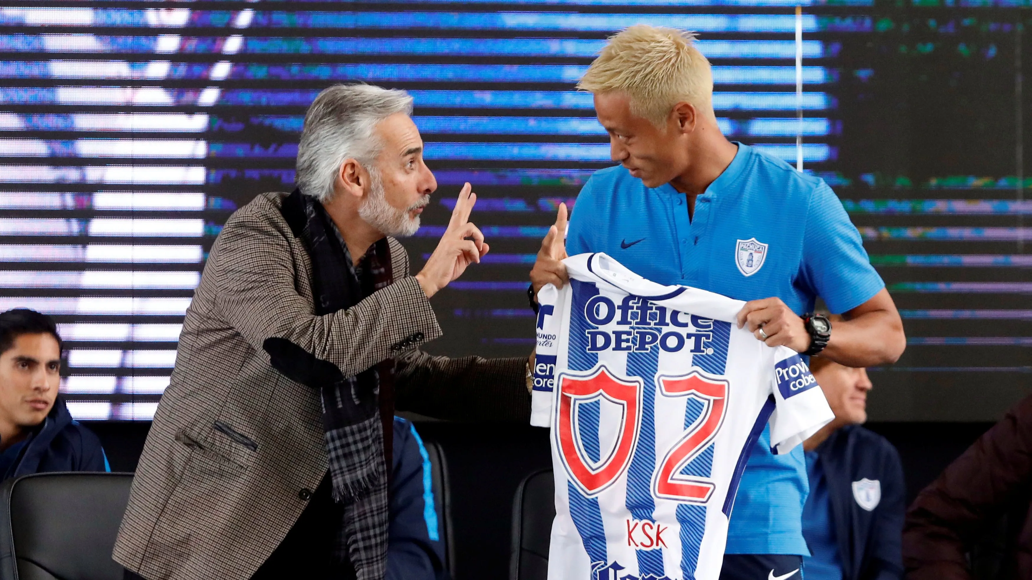 Hesus Martinez i Keisuke Honda (©AFP)