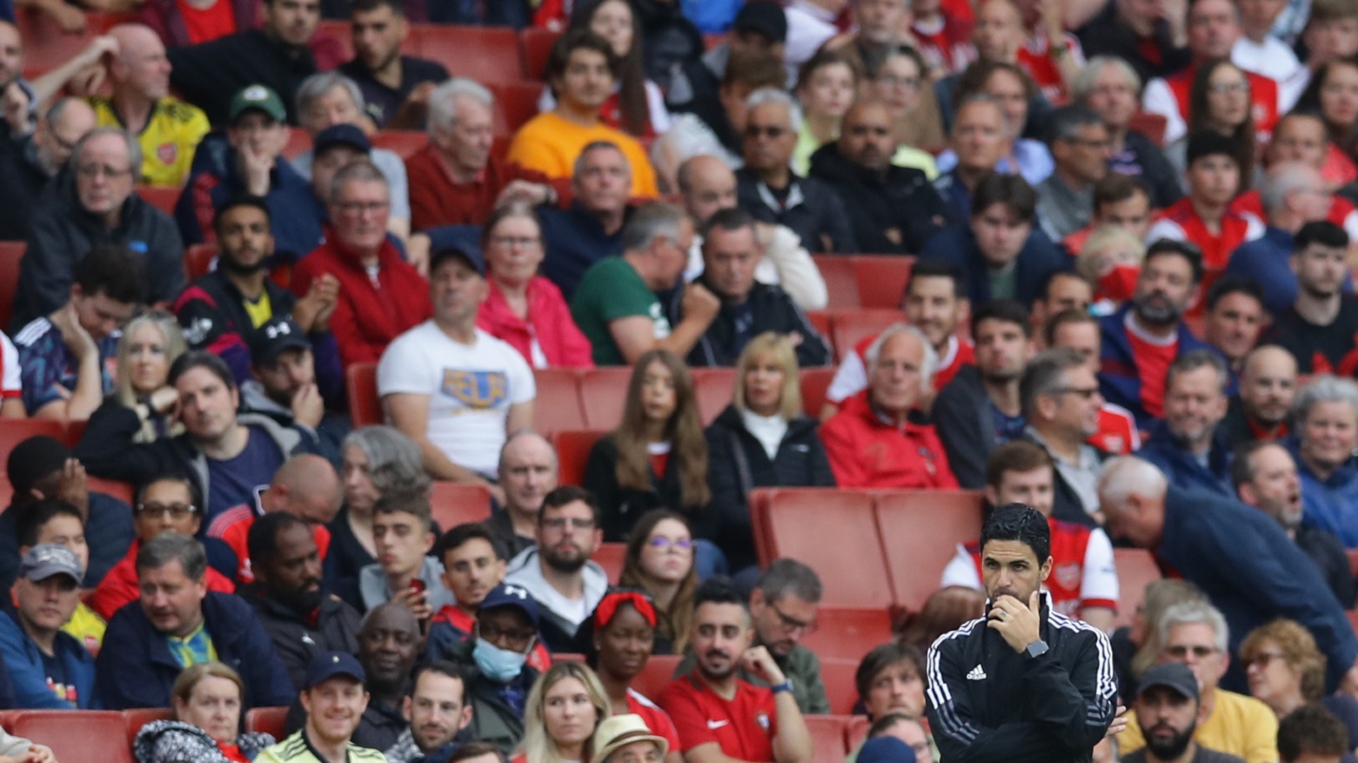 Mikel Arteta ispred tribine sa navijačima Arsenala (©Reuters)