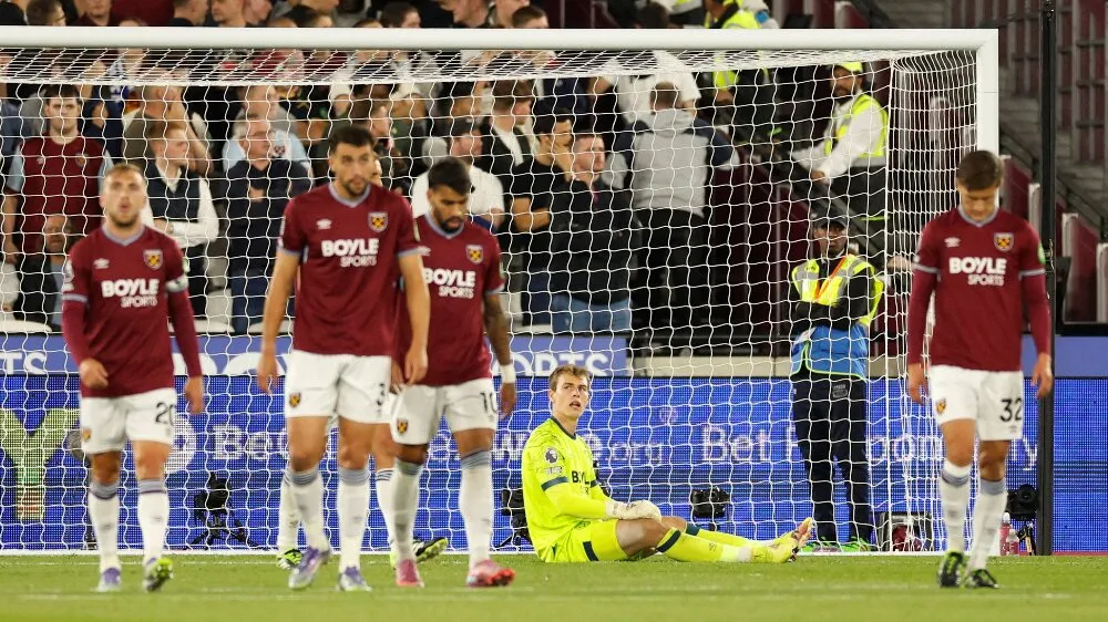 Poniženi fudbaleri Vest Hema (©Reuters)