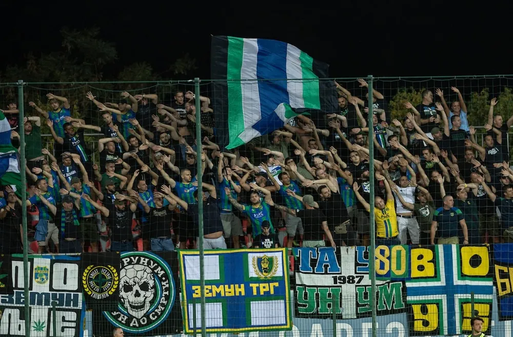 Navijači Zemuna u Staroj Pazovi (©Starsport)