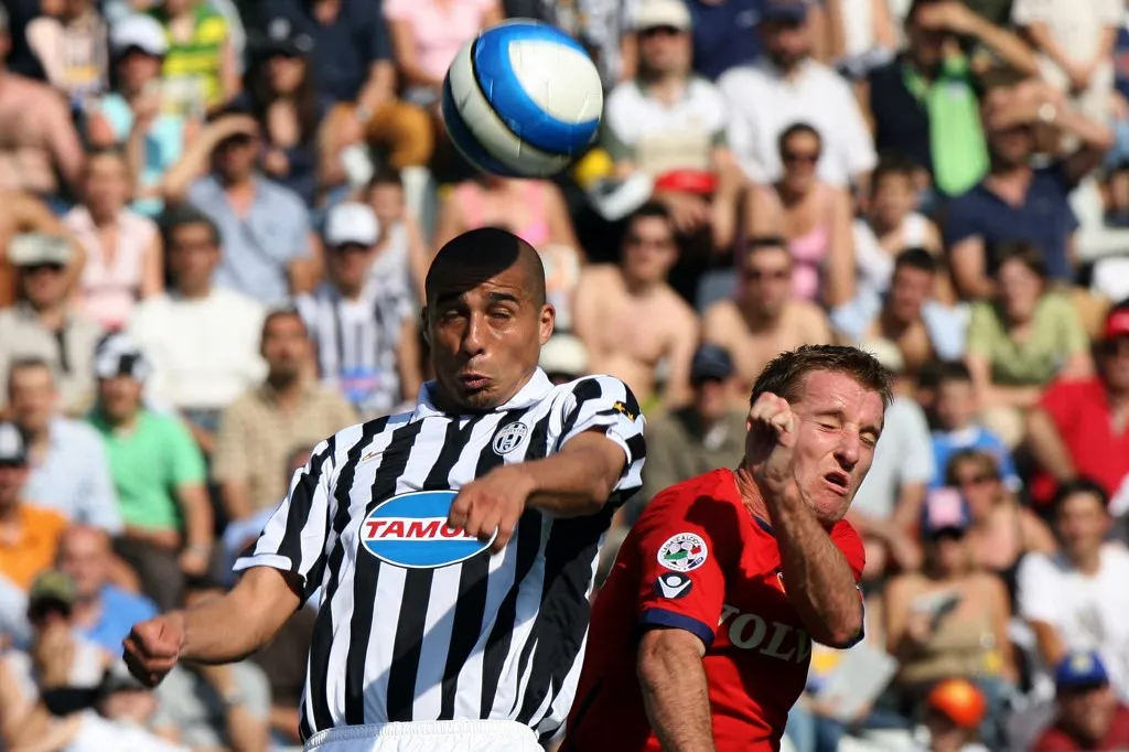 Vlado Šmit u duelu sa Davidom Trezegeom (©AFP)