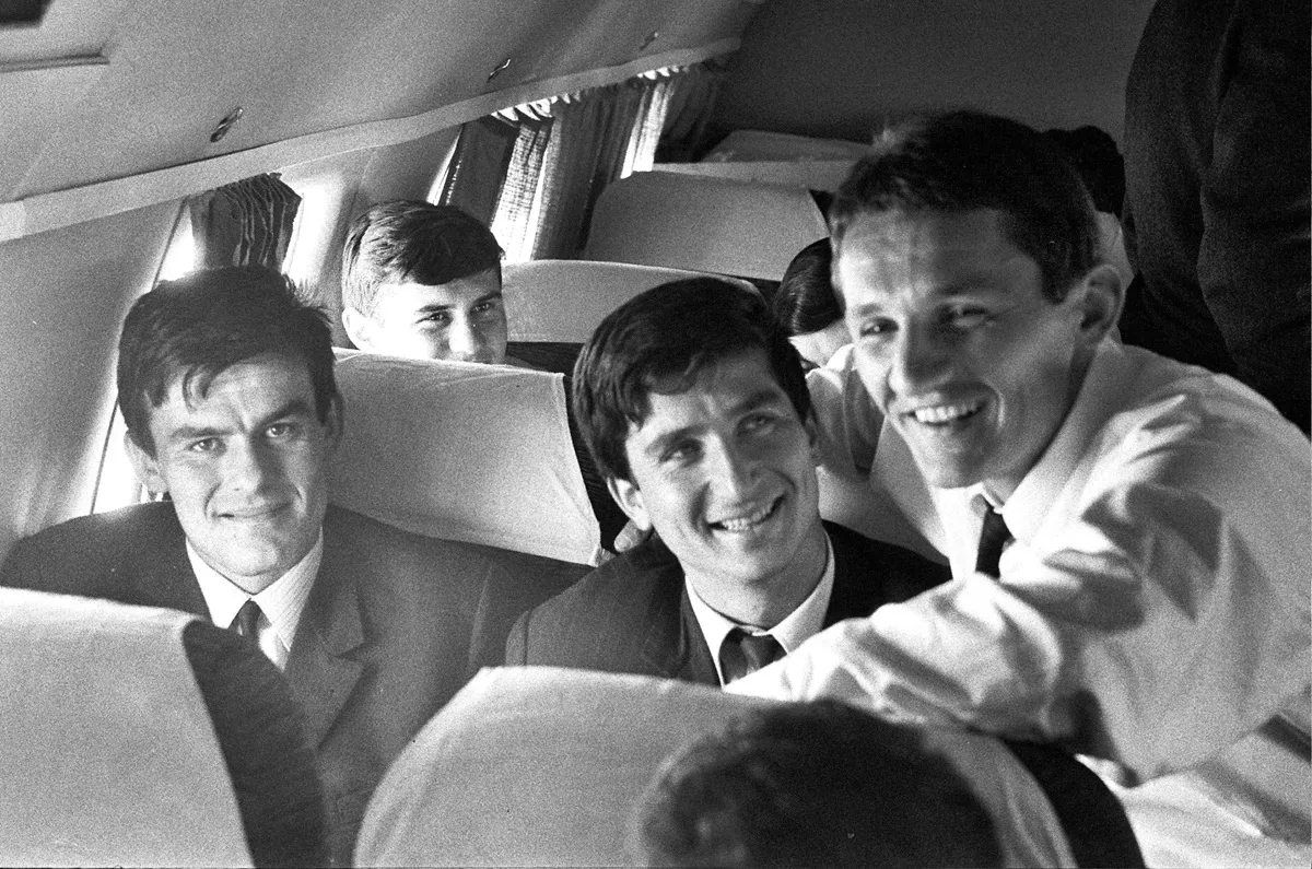 Mane Bajić, Mustafa Hasanagić i Radoslav Bečejac prilikom povratka iz Mančestera, aprila 1966. godine (MN Press)
