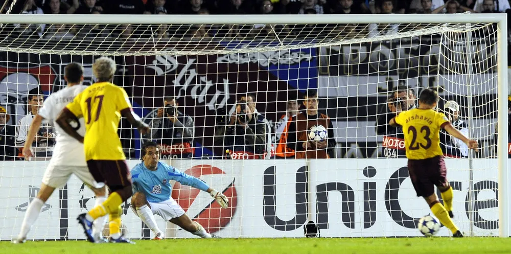 Stojković brani penal Aršavinu u Ligi šampiona