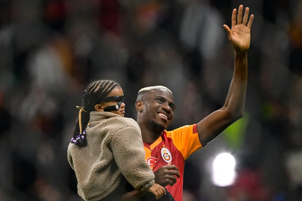 Osimen sa ćerkom na stadionu Galatasaraja (©AFP)