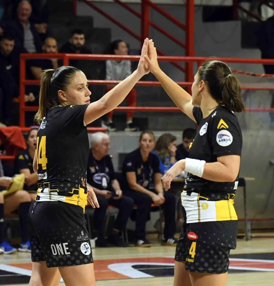 Tamara Mandić i Vladana Mitrović (@ARKUS liga)