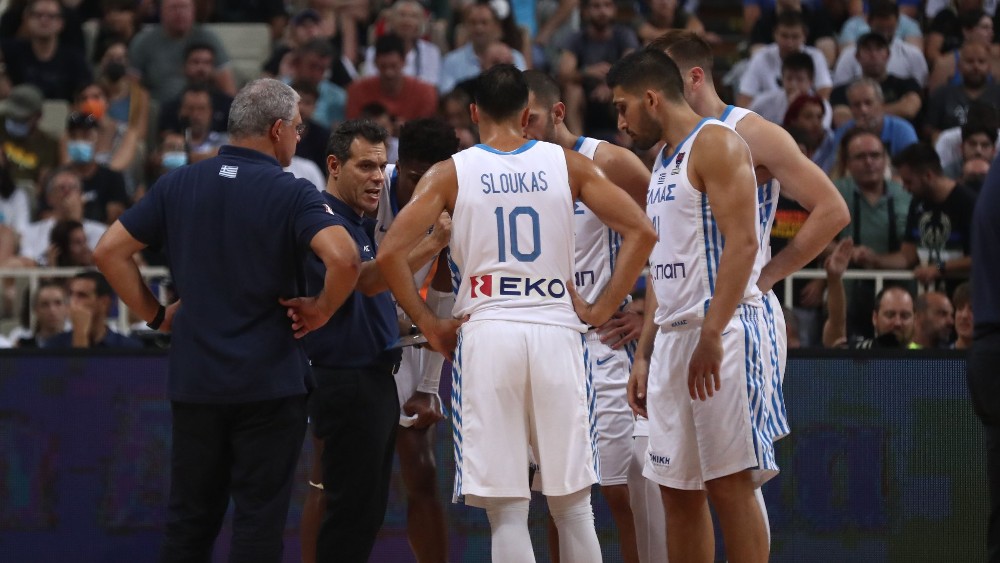 Dimitris Itudis i košarkaši Grčke (©With permission of Hellenic Basketball Federation)