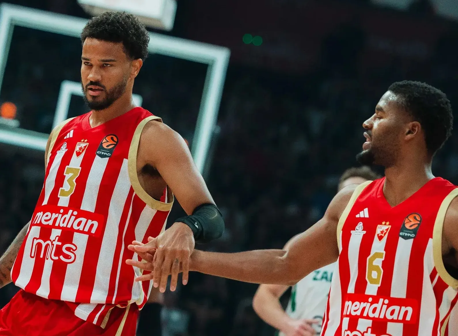 Mora bolje: Nik Vajler-Beb i Džered Batler (©KK Crvena zvezda)