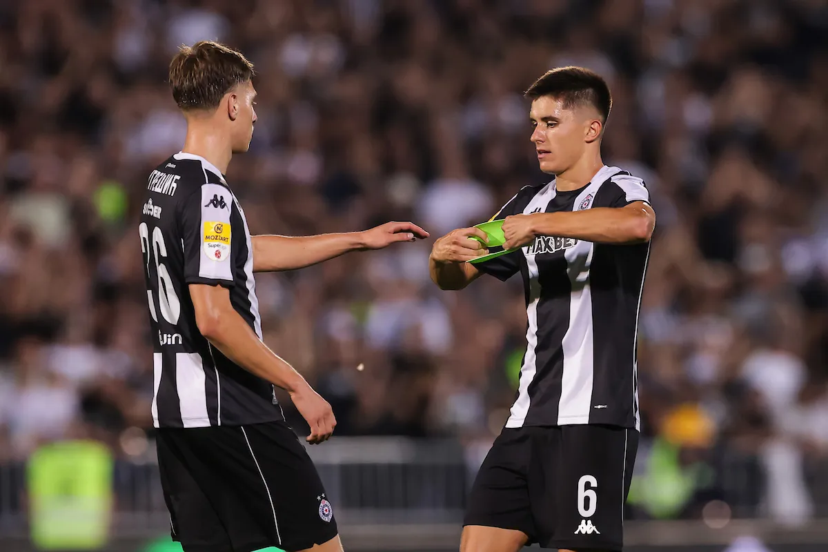 Dragojević daje kapitensku traku Ugrešiću (©Star Sport)
