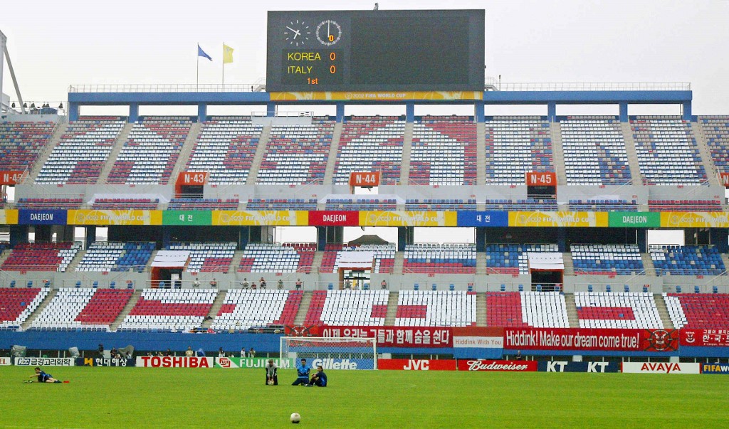 Natpis na tribinama stadiona pre početka meča: Ponovo 1966. (AFP)