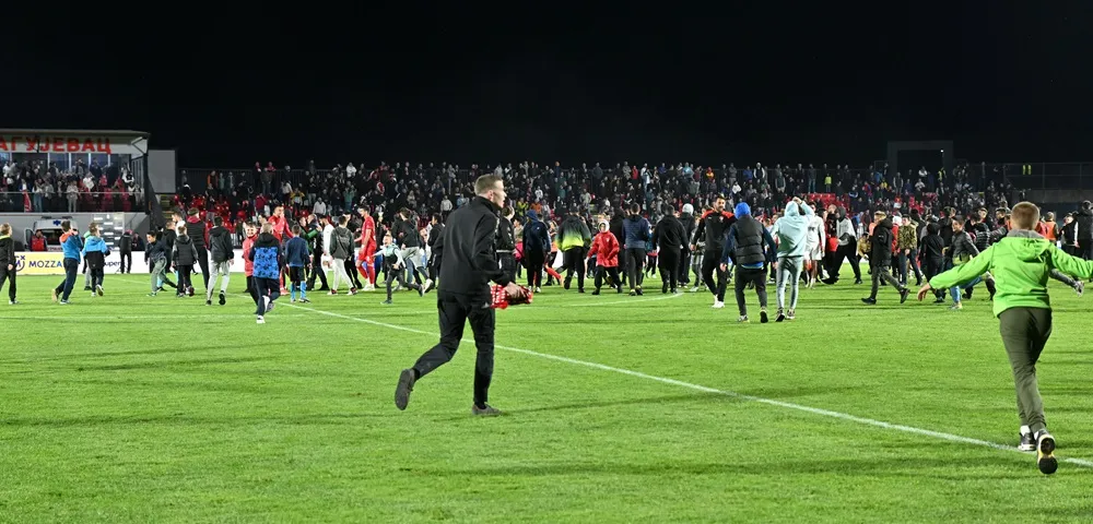Trenutak kada su navijači ušli na teren (©MN Press)