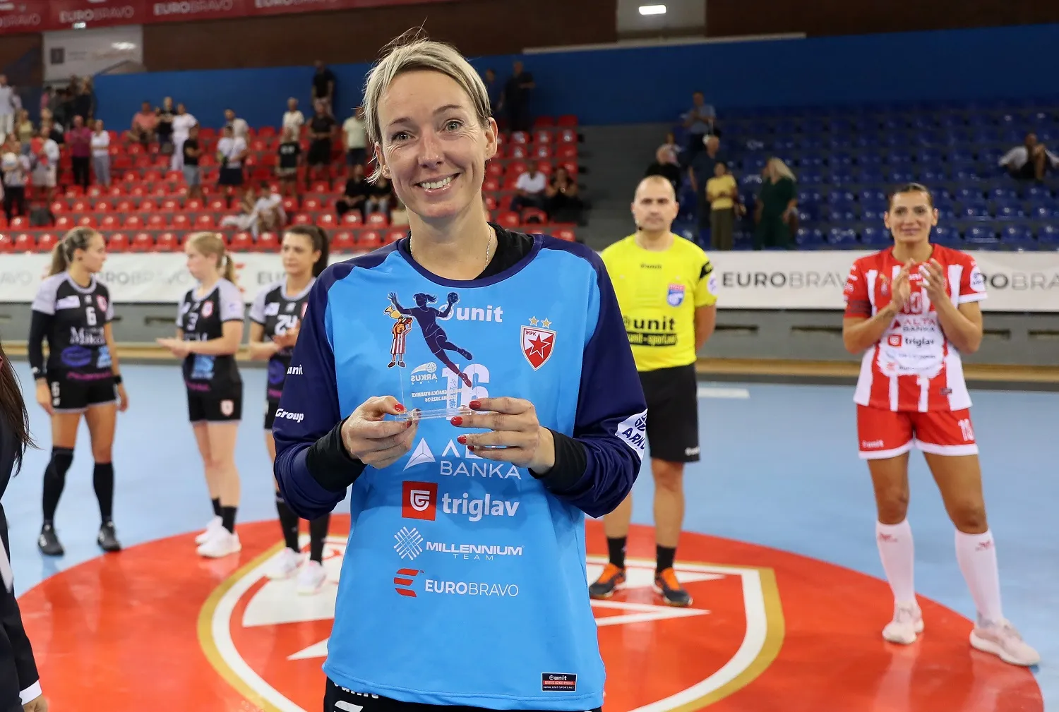 Lunde sa nagradom za igračicu utakmice (©MN Press)