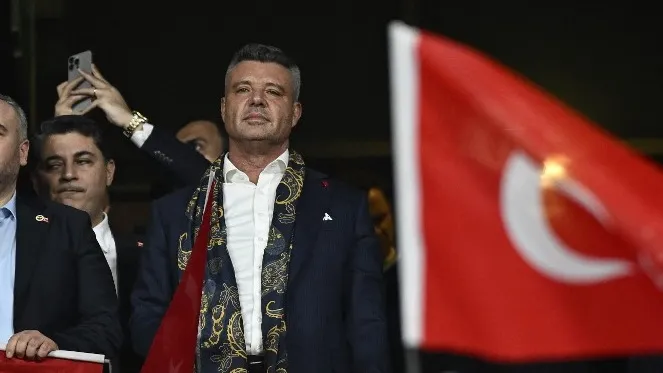 ©AFP (Pao je mrak na oči predsedniku Fenerbahčea Sadetinu Saranu)