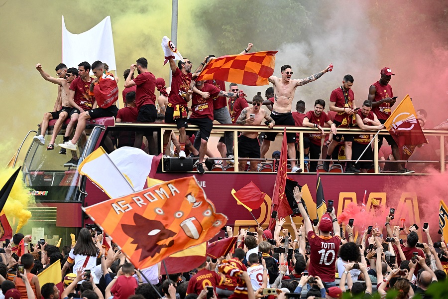 Slavlje navijača Rome posle osvajanja Lige konferencije (© Reuters)