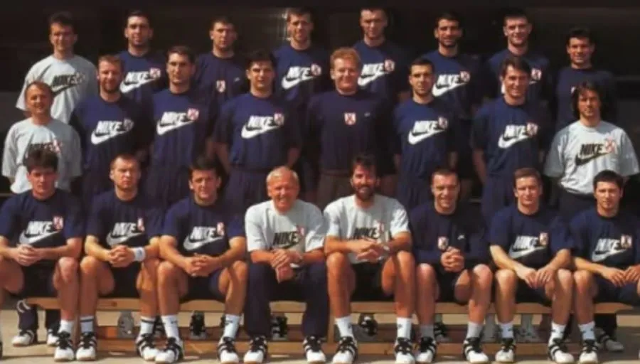 (prvi red, sleva: dr Andraš Mađar, Saša Blagojević, Nenad Puljezević, Blažo Lisičić, Nenad Peruničić, Goran Stupar, Predrag Peruničić, Zoran Đorđić; srednji red, sleva: fizioterapeut Bane Mrkonjić, Igor Butulija, Jovan Kovačević, Dragan Škrbić, Goran Stojanović, Rastko Stefanović, Nedeljko Jovanović, kondicioni trener Miljan Grbović; donji red, sleva: Nikola Adžić, Aleksandar Knežević, Dragan Momić, Zoran Živković, Veselin Vujović, Dejan Perić, Vladan Matić, Žikica Milosavljević)