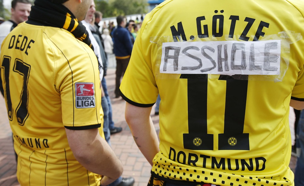 Navijači Dortmunda sa uvredljivom porukom za Gecea (Reuters)