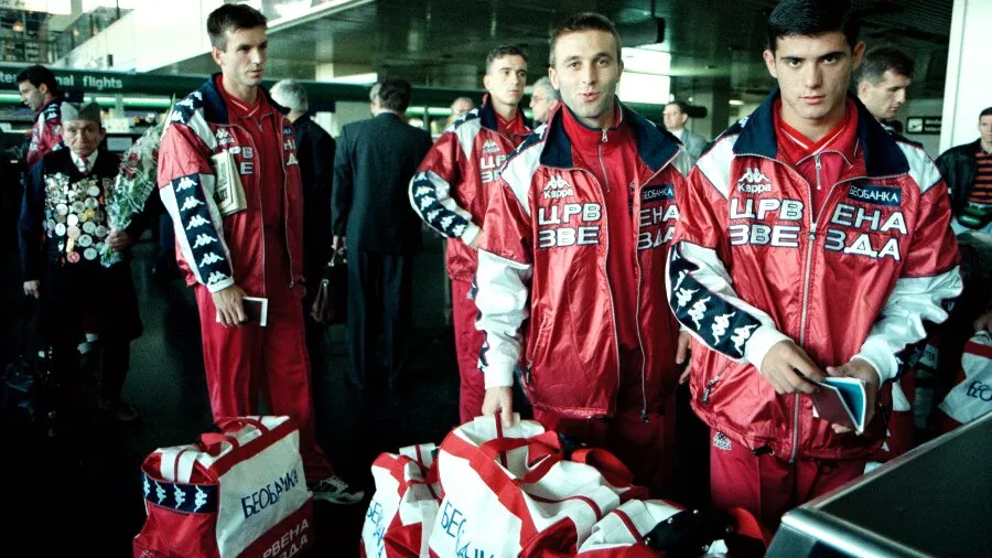 ©MN Press (Dejan Stanković i igrači Zvezde pred duel sa Kajzerslauternom 1996)