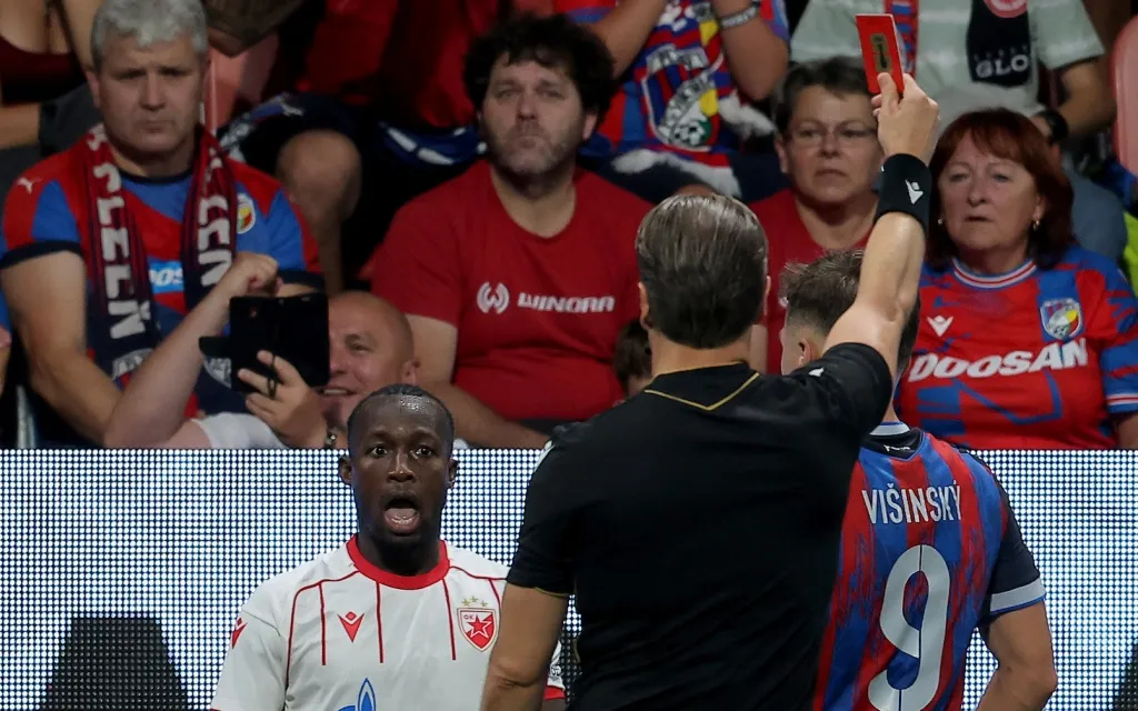 Bukari dobija crveni karton (©Starsport)