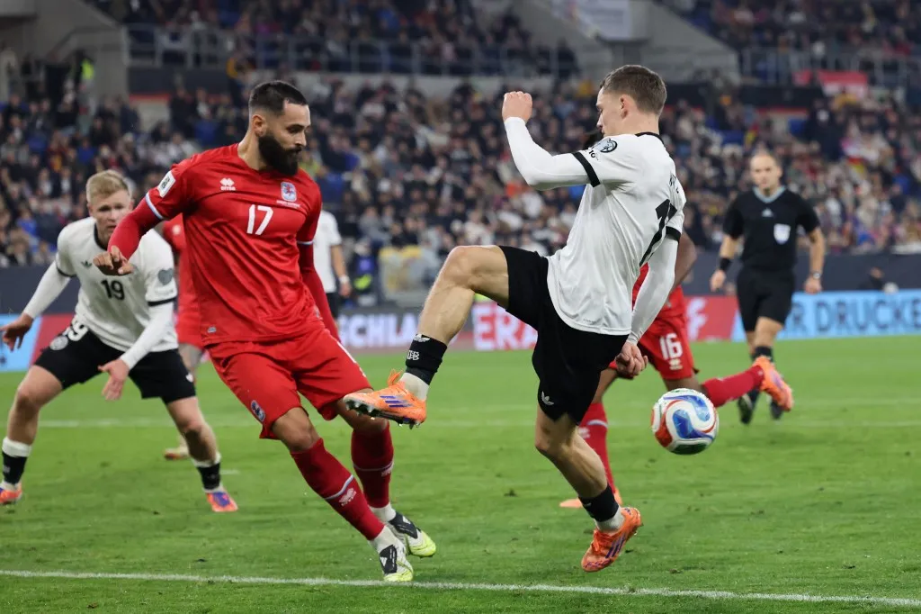 Vahid Selimović u duelu sa Florijanom Vircom (©AFP)