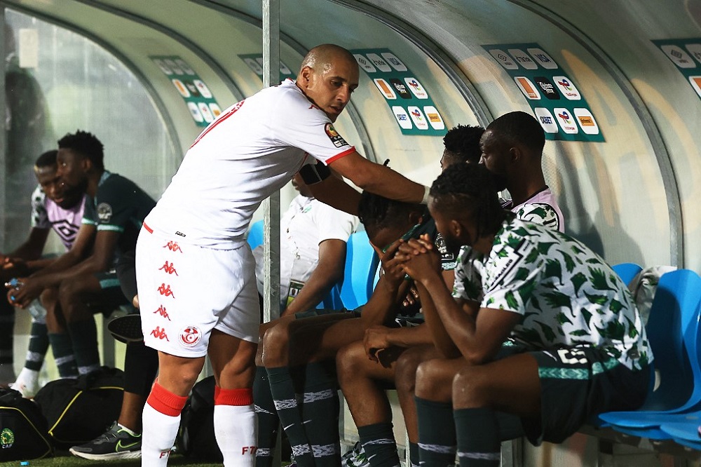 Vahbi Kazri je posle utakmice prišao fudbalerima Nigerije da ih uteši (©AFP)