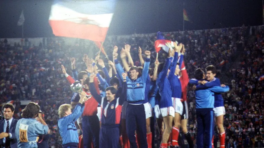 ©MN Press (Reprezentacija SFRJ osvaja titulu na Mundijalitu 1987. godine)