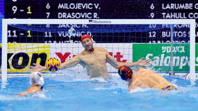 Mitrović brani peterac Granadosu (©Reuters)