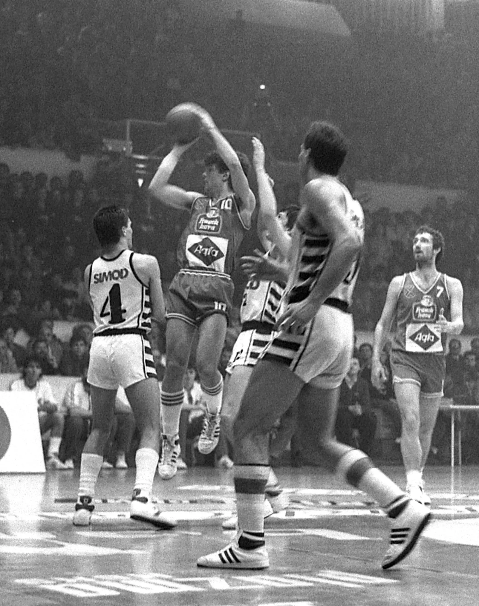 Dražen Petrović između Saše Đorđevića, Petera Vilfana i Gorana Grbovića, iza je Zoran Čutura