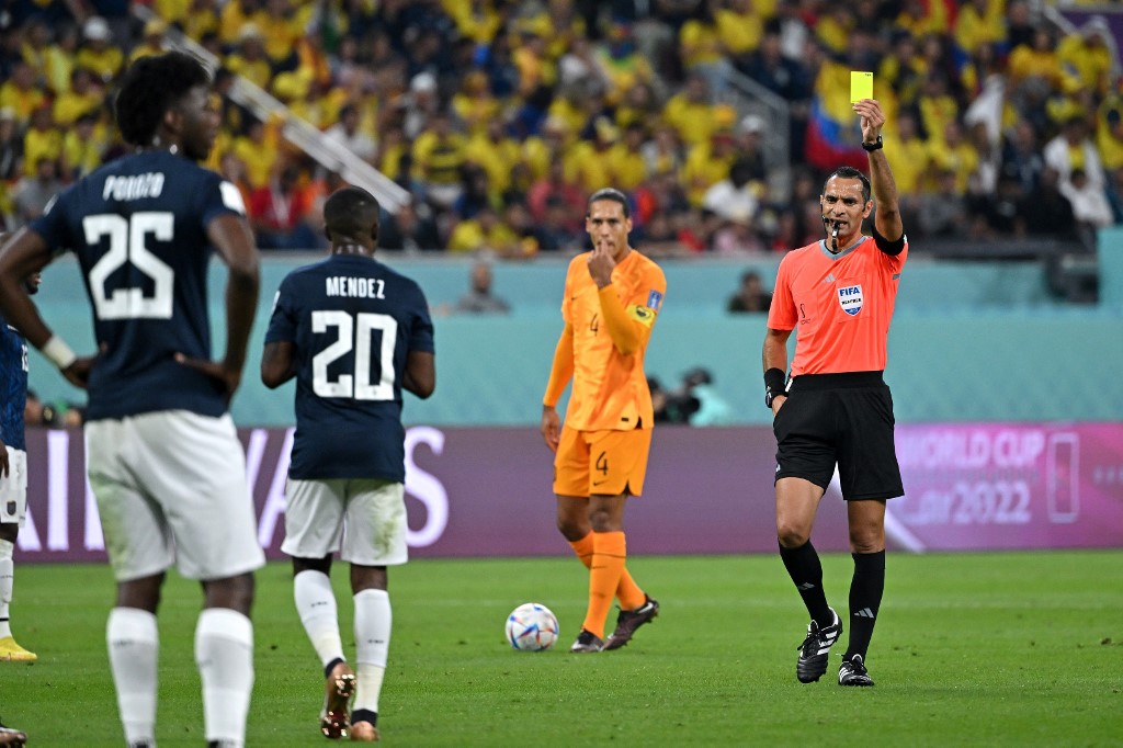 Trenutak kada je Džegson Mendez dobio žuti karton protiv Holandije (©AFP)