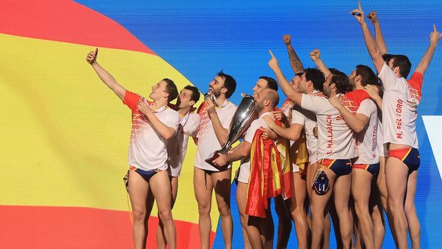 Španci na ceremoniji sa evropskom titulom (©European Water Polo Championship 2024)