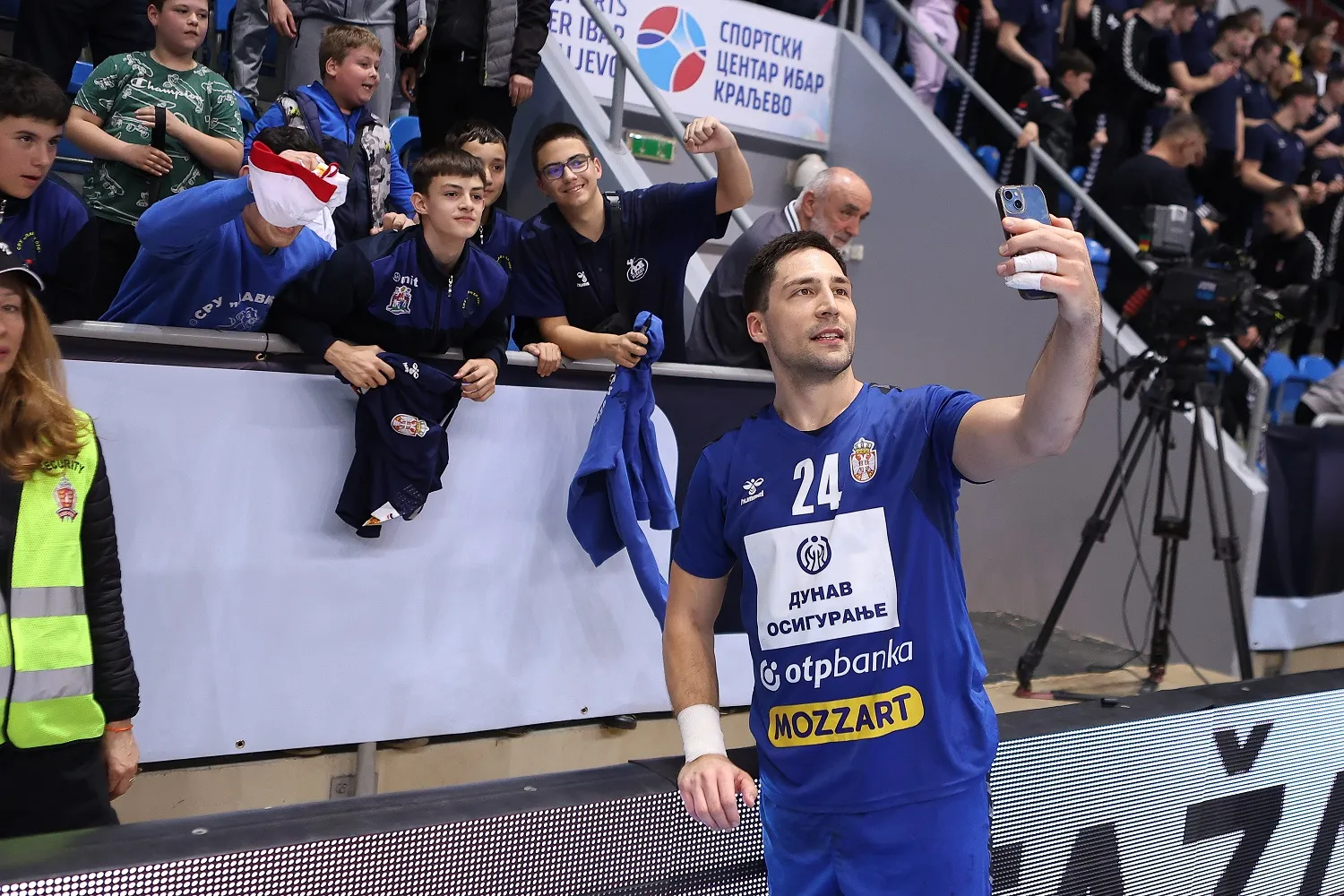 Kukić pravi selfi sa mladim Kraljevčanima (©MN Press)