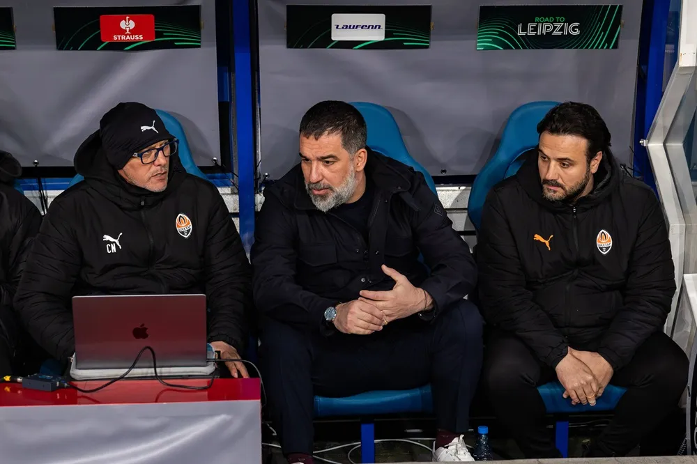 Arda Turan (u sredini) sa svojim pomoćnicima Karlom Nikolinijem i Keremom Javasom (©Guliver/Mikolaj Barbanell)