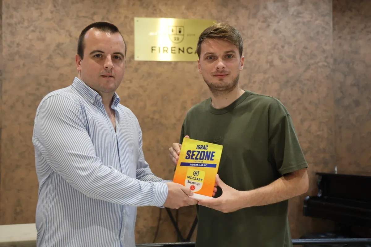 Novinar Mozzart Sporta, Nenad Jovanović uručuje nagradu Ademu Ljajiću (Senko Župljanin)