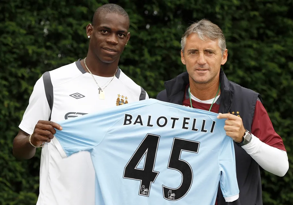 Mario Baloteli sa Robertom Mančinijem (©Reuters)