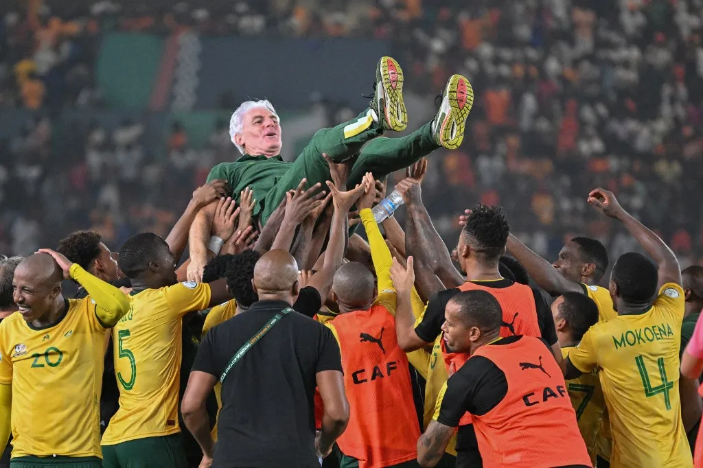Ugo Bros na rukama fudbalera Južne Afrike (©AFP)