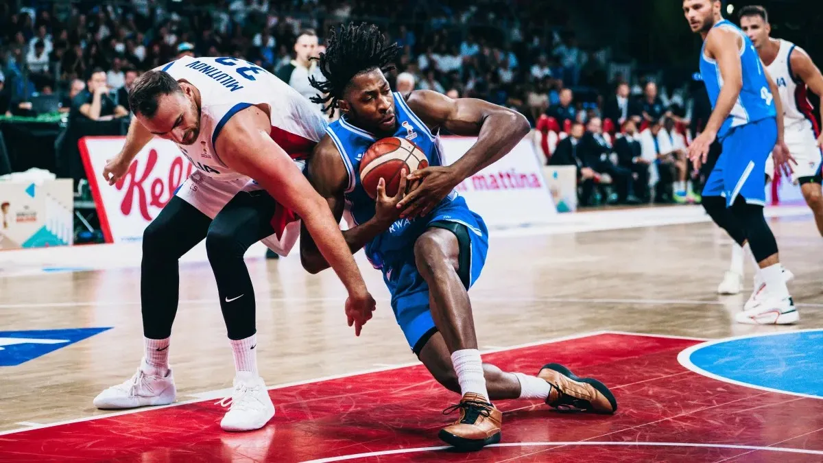Milutinov i Emedžuru (©FIBA Basketball)