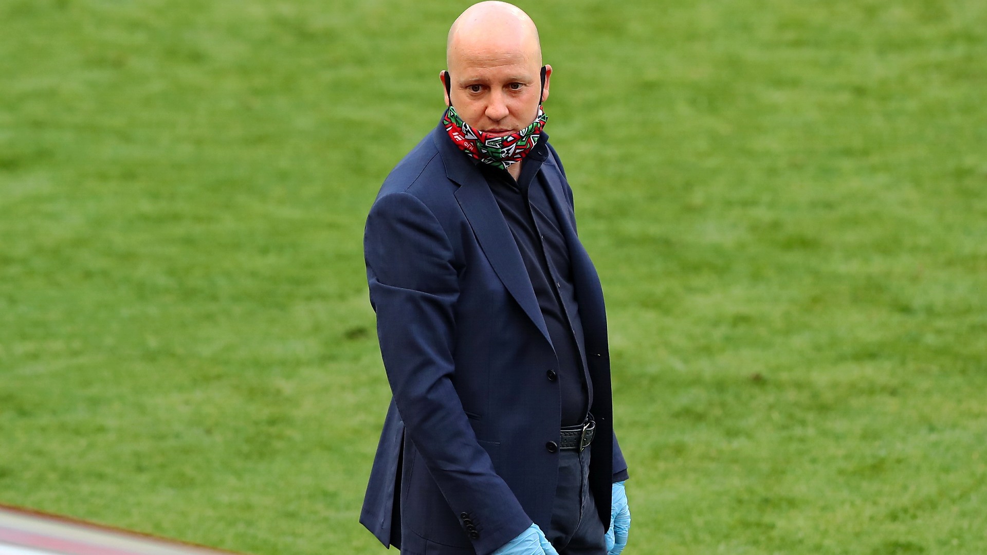 Nikolić u problemu, Semaku se drma klupa